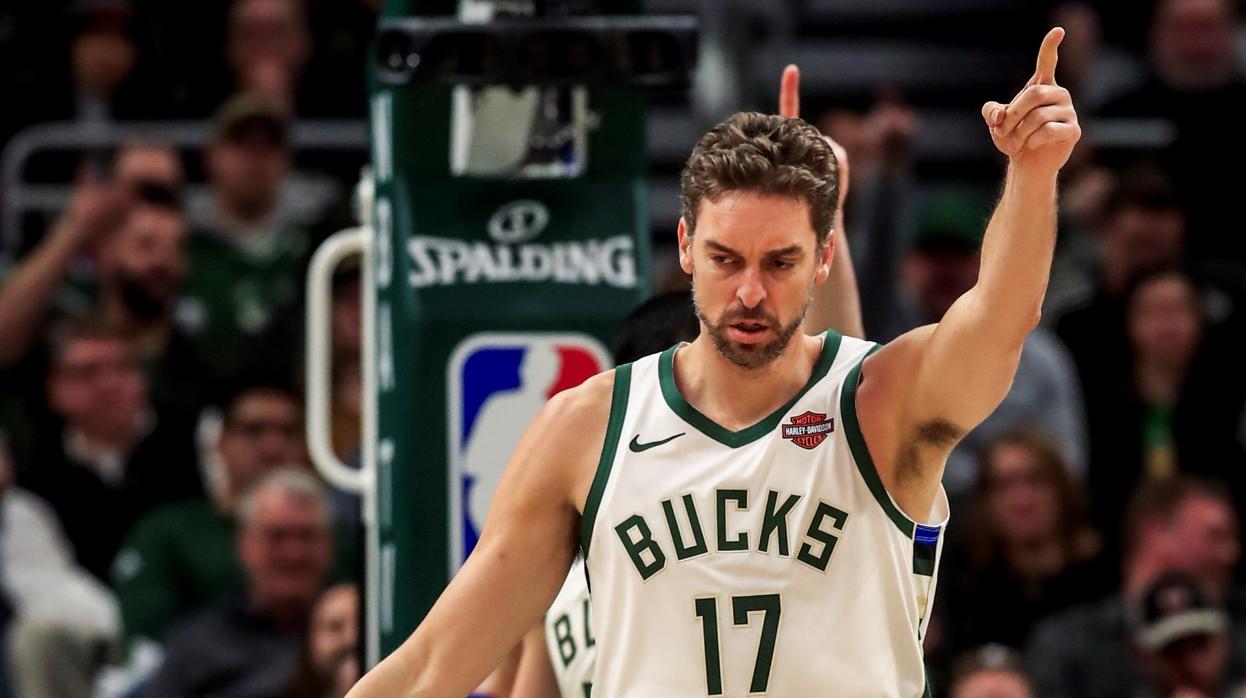 Ovación y victoria para Pau Gasol en su estreno en Milwaukee