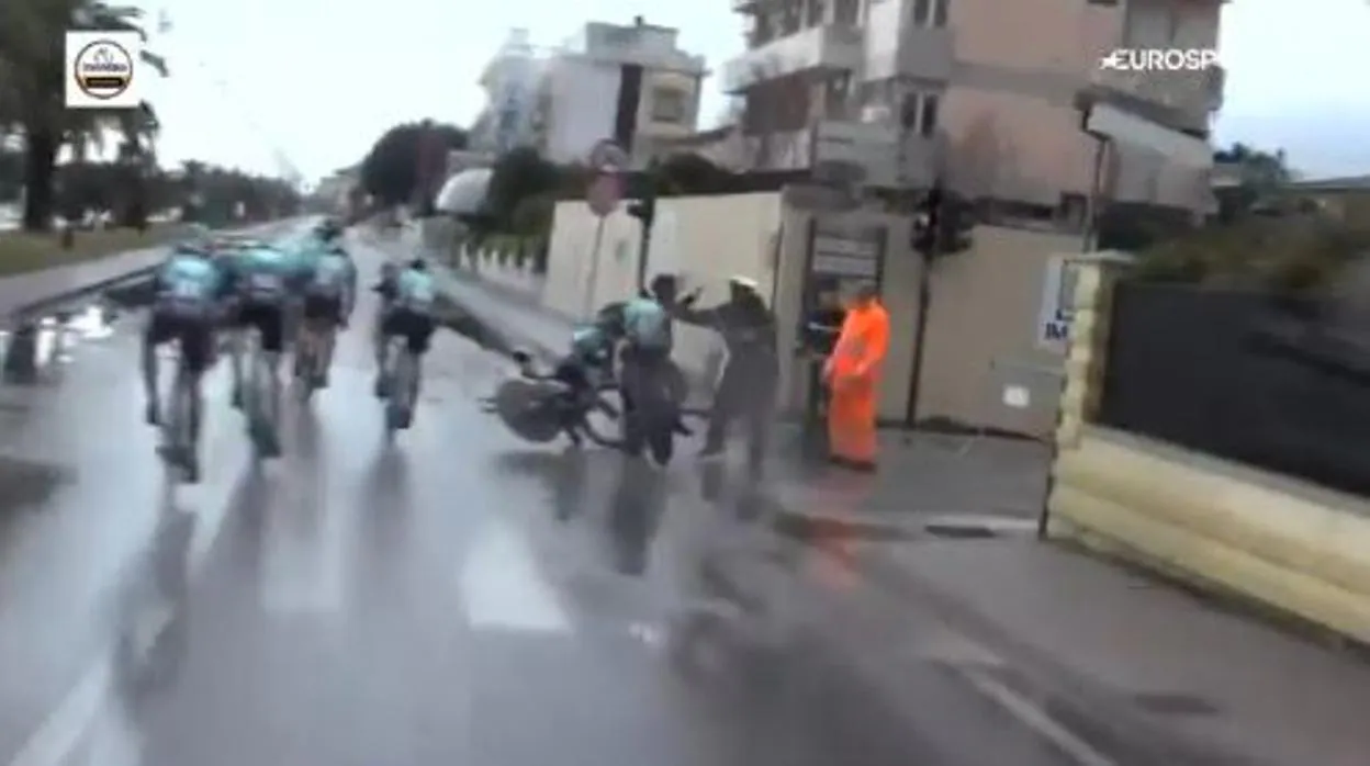 Un peatón despistado provoca una brutal caída en la Tirreno-Adriático