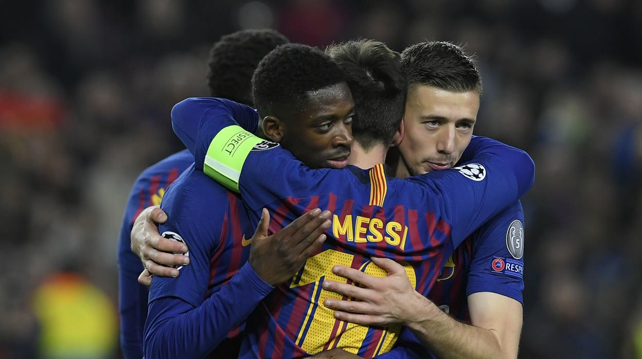 Ousmane Dembélé es felicitado por sus compañeros tras anotar el quinto gol ante el Olympique de Lyon