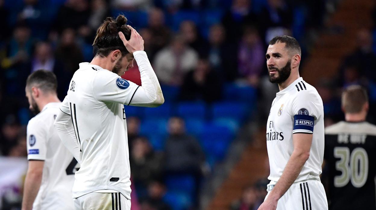 Bale y Benzema, tras la eliminación del Real Madrid ante el Ajax