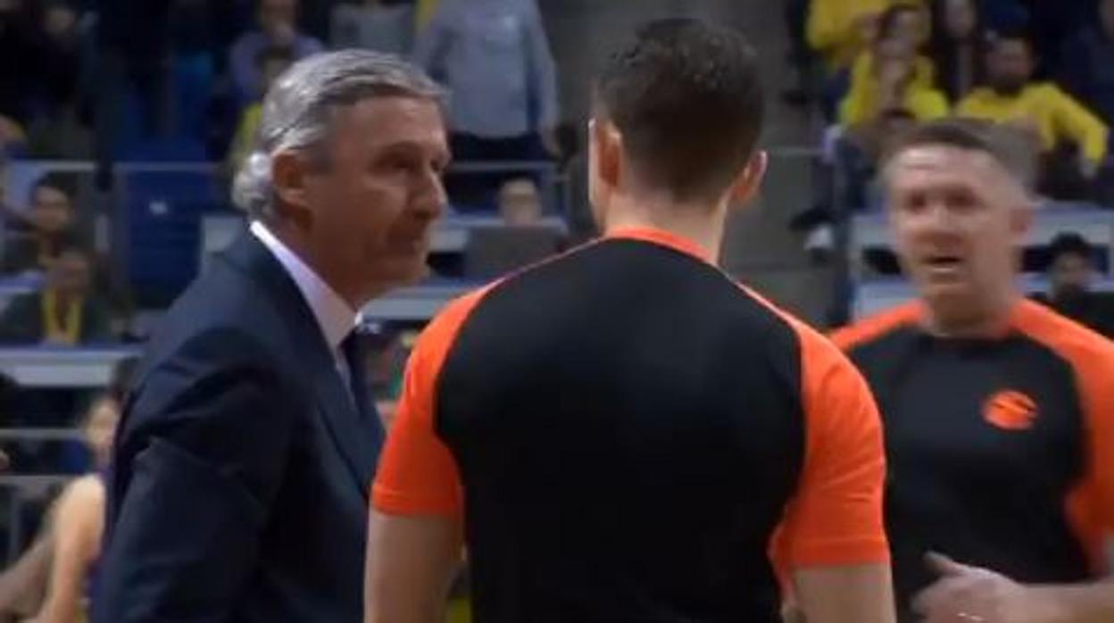 Pesic pierde los papeles y acaba expulsado en el primer minuto de partido