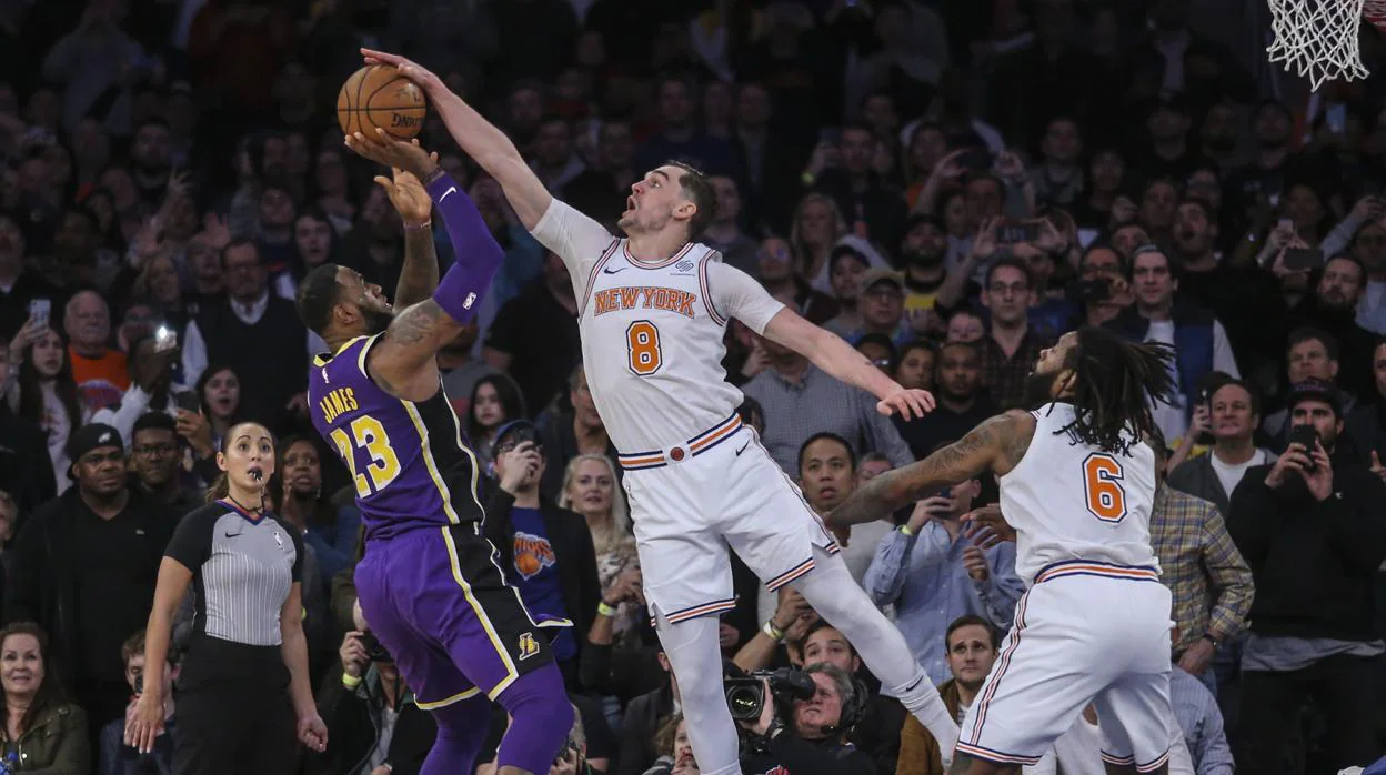 Estratosférico tapón de Hezonja a LeBron para hundir a los Lakers