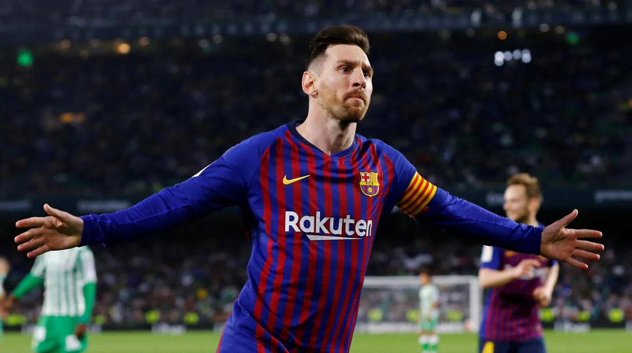 Leo Messi celebra uno de los tres goles que anotó ante el Betis