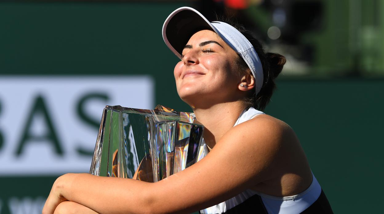 Bianca Andreescu, con el trofeo de campeona