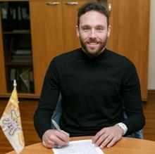 Jurado, firmando su contrato