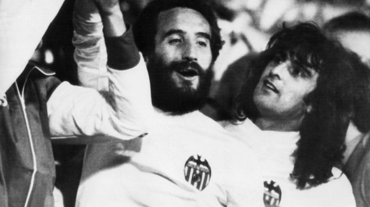 Castellanos y Kempes, tras ganar la Recopa de 1980
