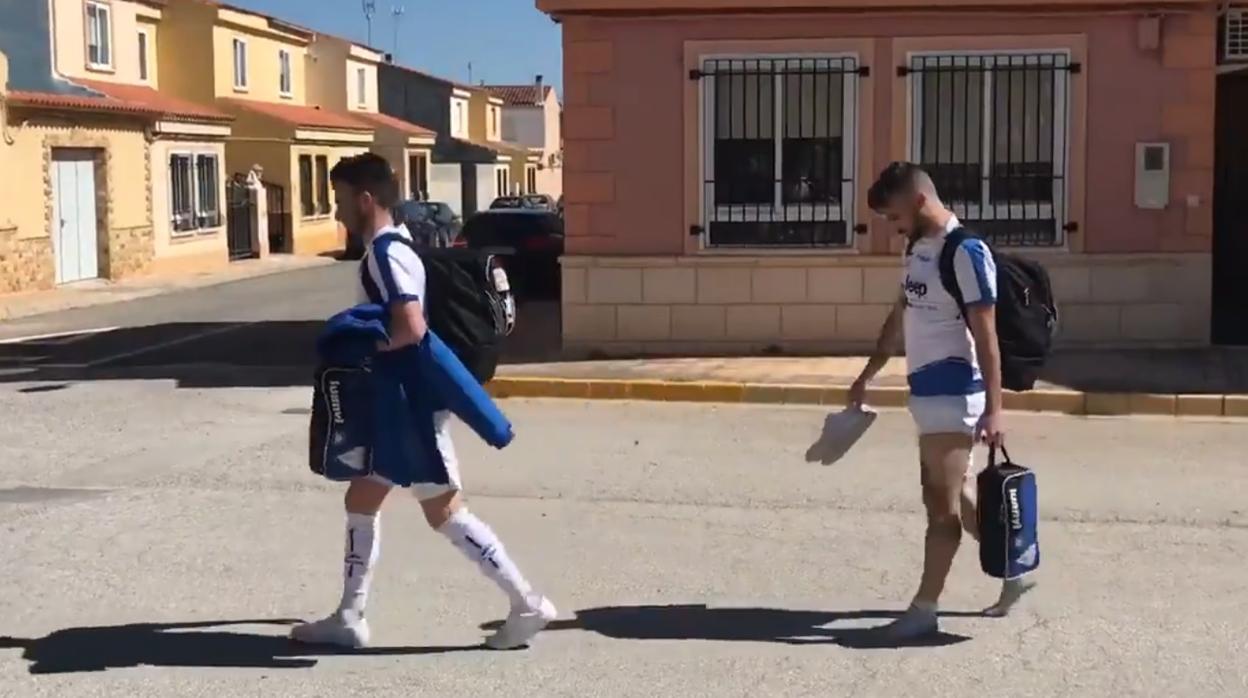 Los jugadores del CD Miguelturreño, este domingo camino de las duchas