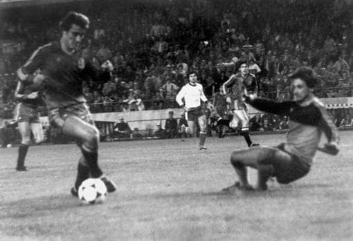 Rincón, ante John Bonello en el España-Malta jugador en el Villamarín en 1983