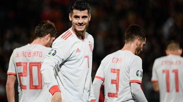 Morata salva una noche de España para olvidar