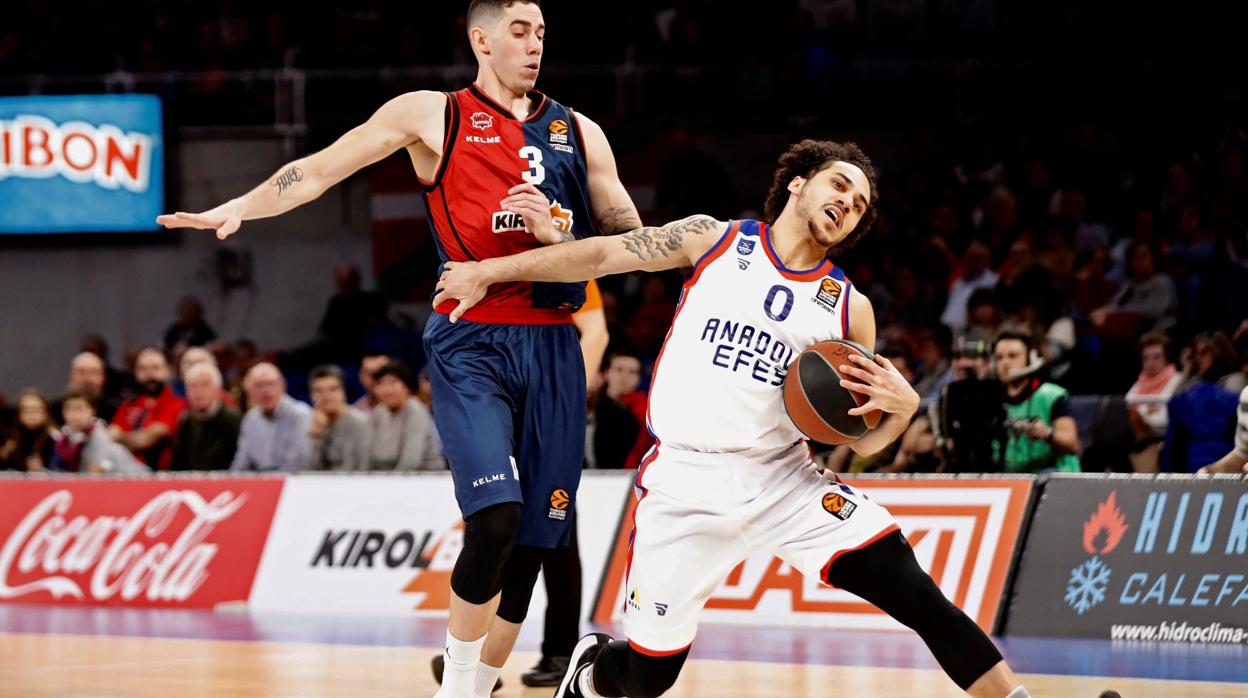 El Efes acribilla al Baskonia con triples