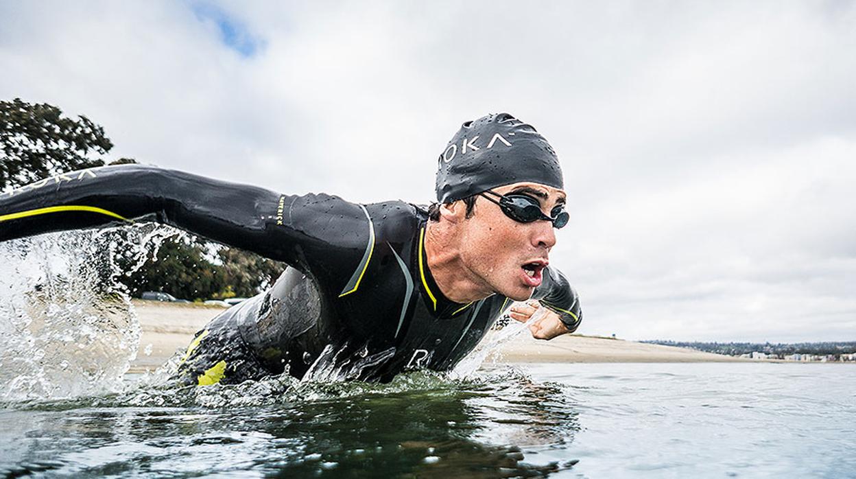 Una imagen del triatleta en el agua