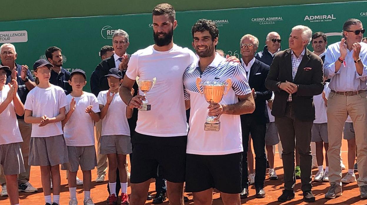Benoit Paire y Pablo Andujar, con sus trofeos de subcampeón y campeón del torneo de Marbella