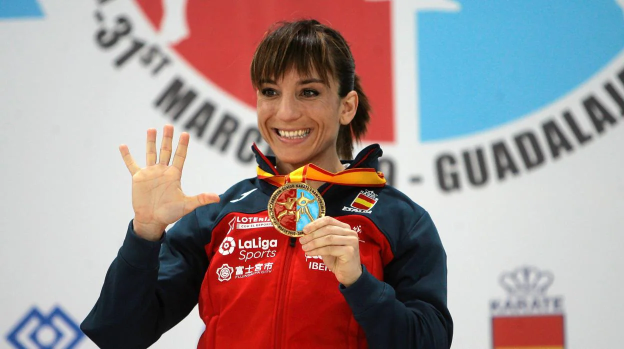 Sandra Sánchez, en el podio, con su oro europeo