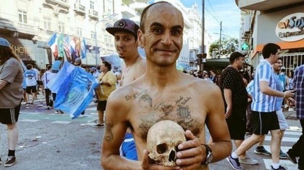 Desentierra el cráneo de su abuelo para llevárselo a festejar el título de Racing
