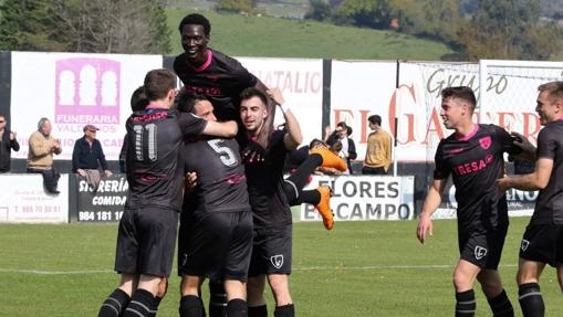 Los jugadores del Lealtad celebran un gol