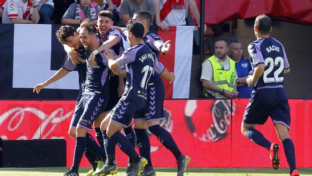 El Valladolid celebra su permanencia en Vallecas