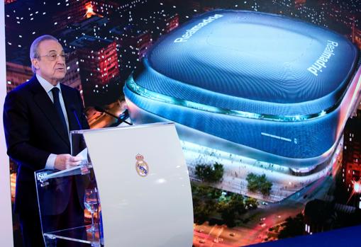 Florentino, con el nuevo Bernabéu al fondo