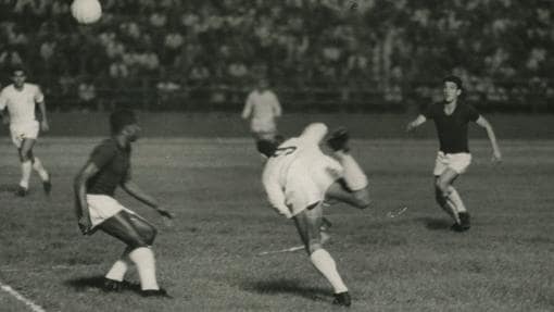 Di Stéfano, emblema el club, remata de tacón en 1955