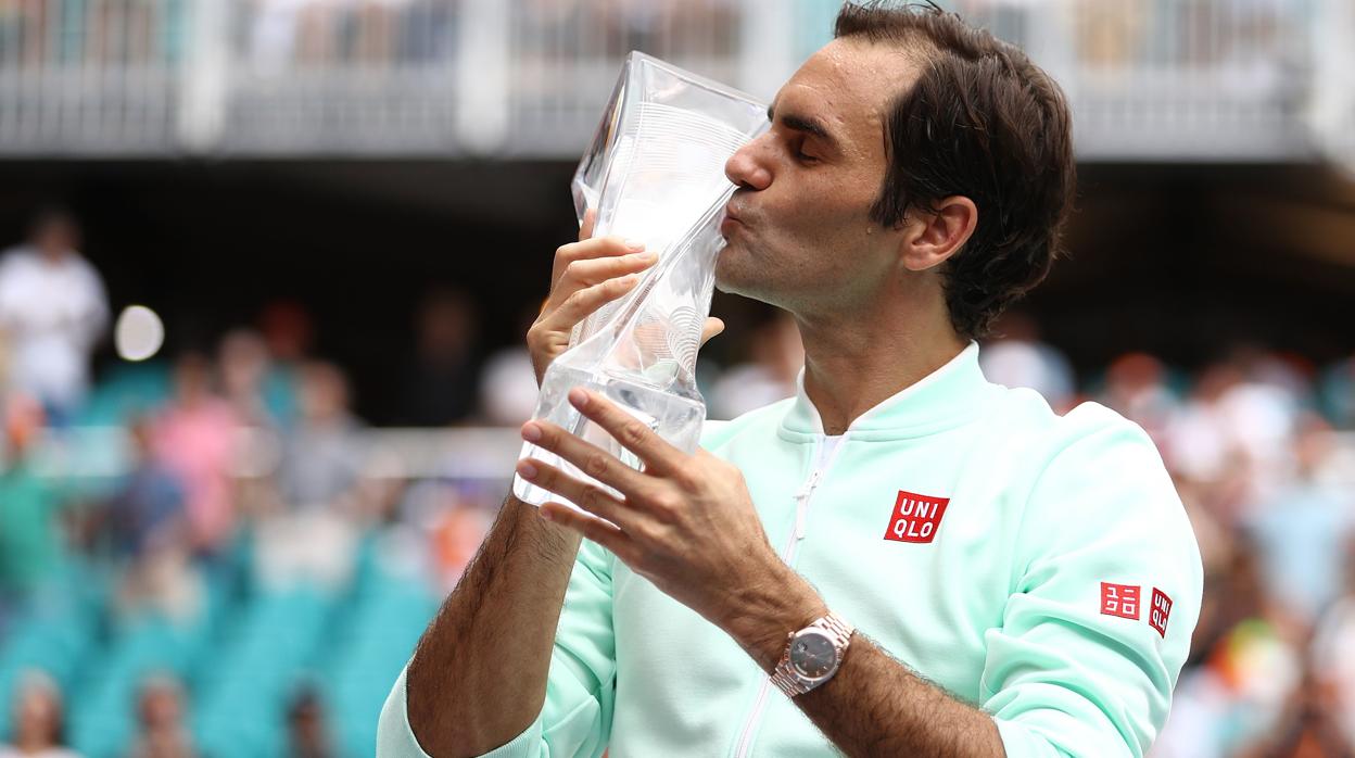 Roger Federer besa el trofeo del Abierto de Miami