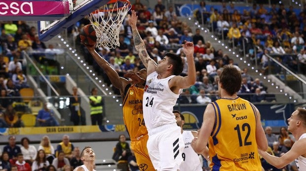 El Real Madrid sufre y vence en Gran Canaria