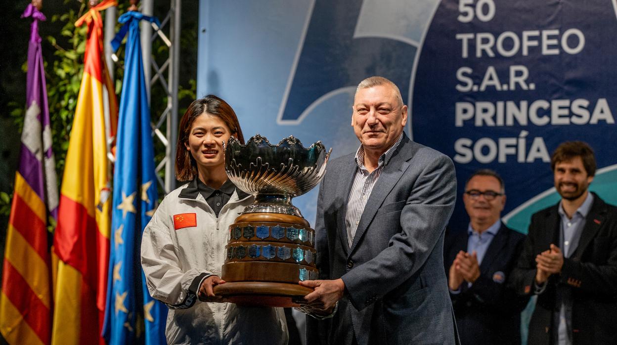 La regatista china Yue Tan, vencedora absoluta del 50 Trofeo Princesa Sofía Iberostar