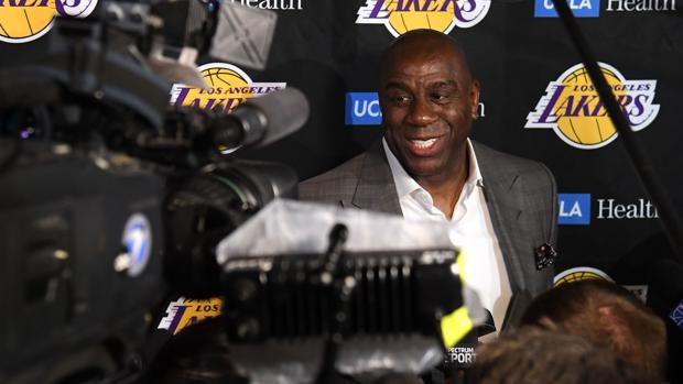 Magic Johnson dimite como presidente de operaciones de los Lakers