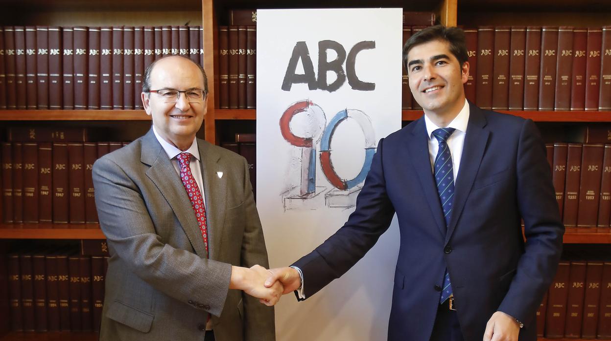 José Castro y Ángel Haro se saludan en la Casa de ABC de Sevilla