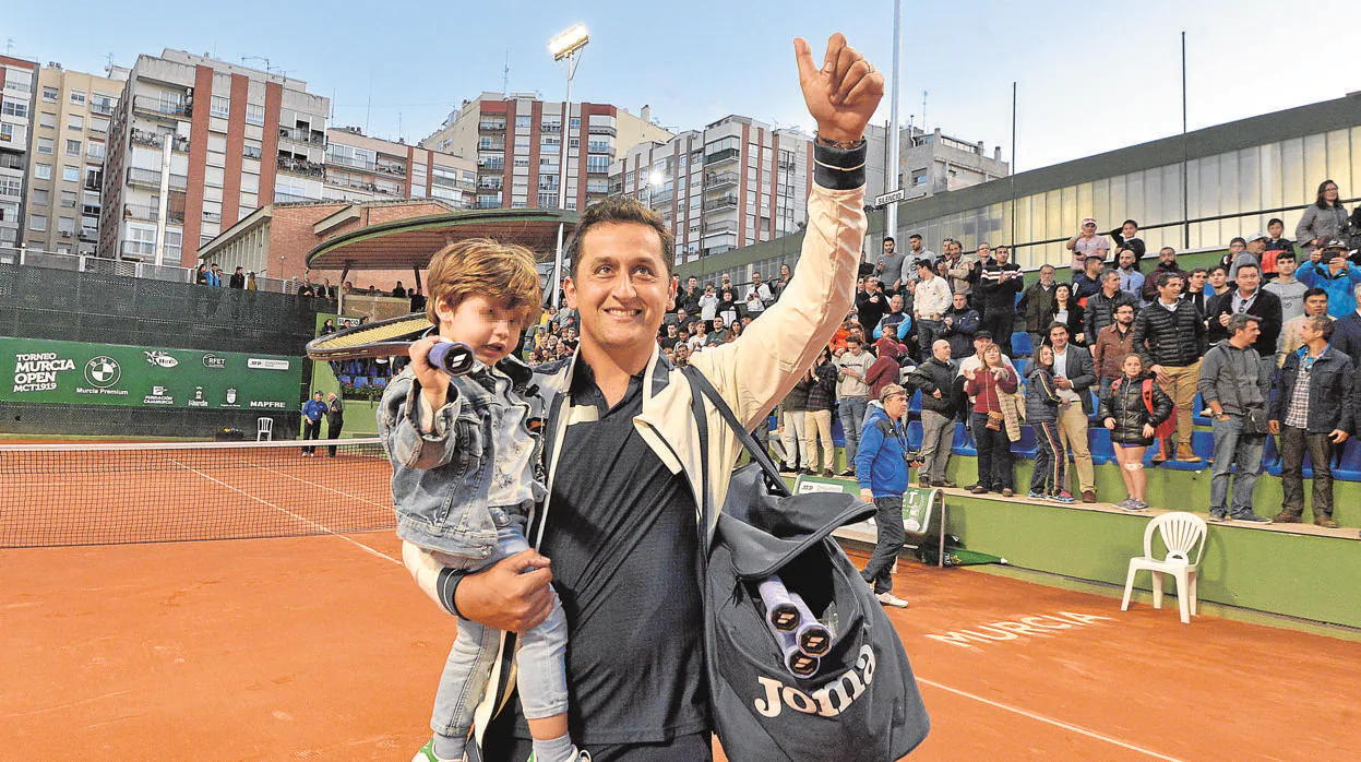 Almagro, con su hijo de dos años, en su despedida como tenista, en Murcia
