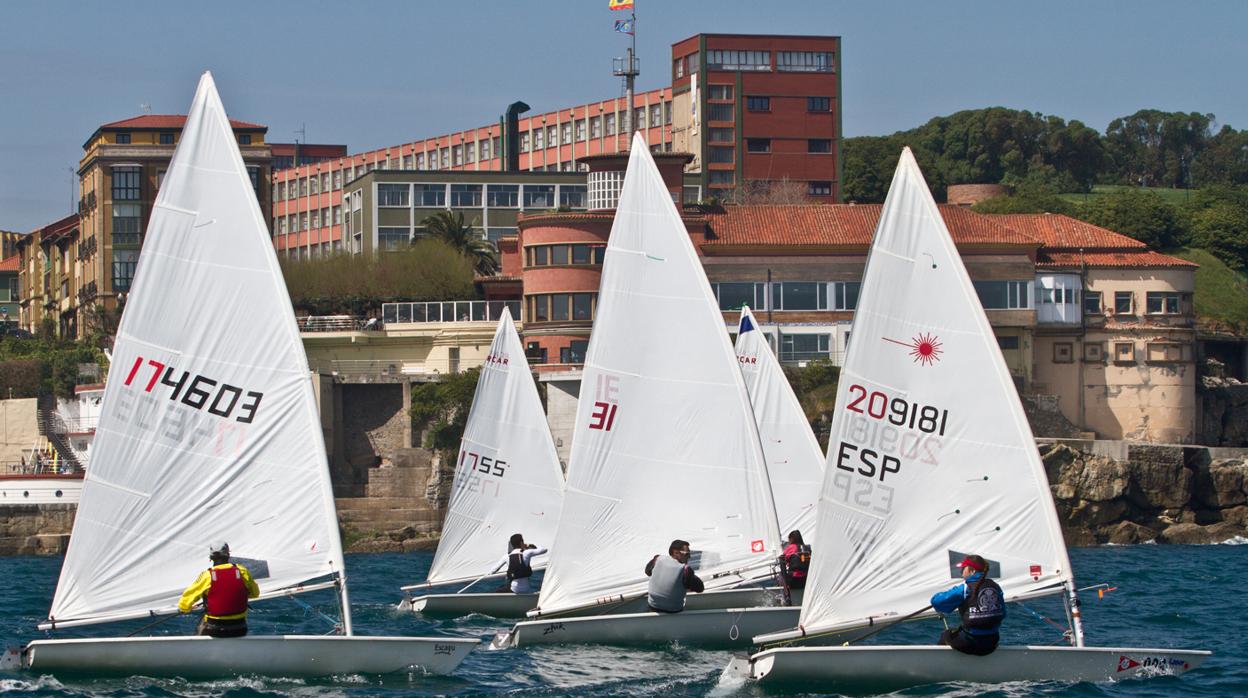 Carlos Ordoñez y Leticia Pelayo en Snipe, campeones del Trofeo Santa Catalina