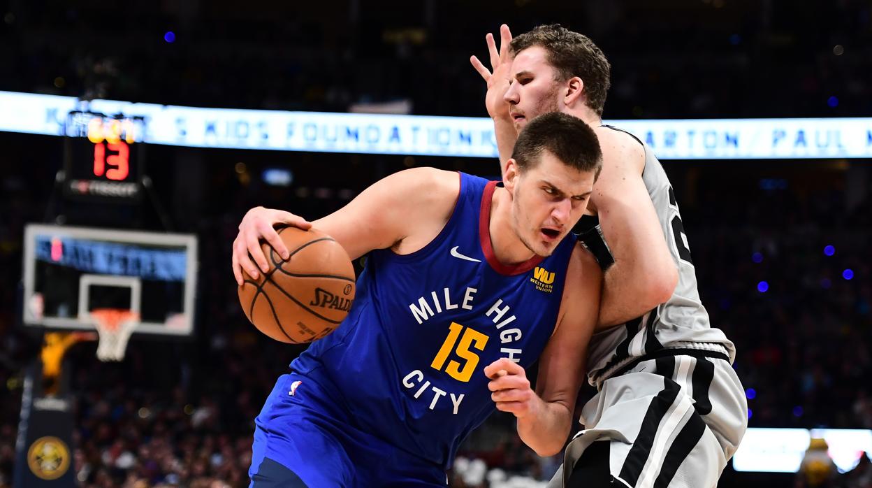 Jokic roza el triple-doble y lidera el triunfo de los Nuggets