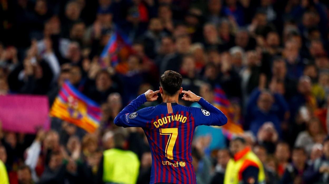 Coutinho se tapa los oidos mirando a la grada tras marcar el tercer gol del Barcelona