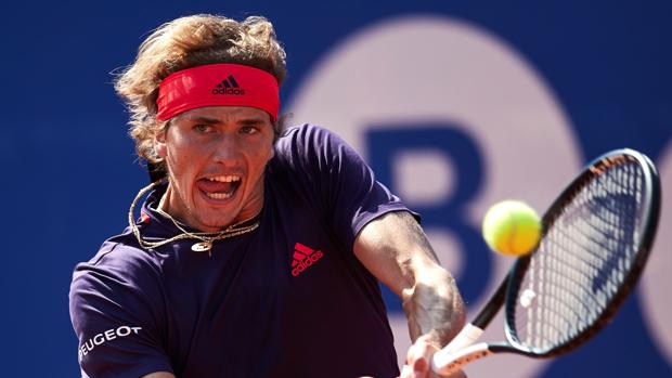 Zverev agrava su crisis en Barcelona