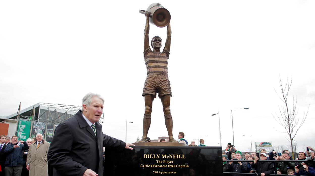 McNeill, junto una estatua dedicada a su figura