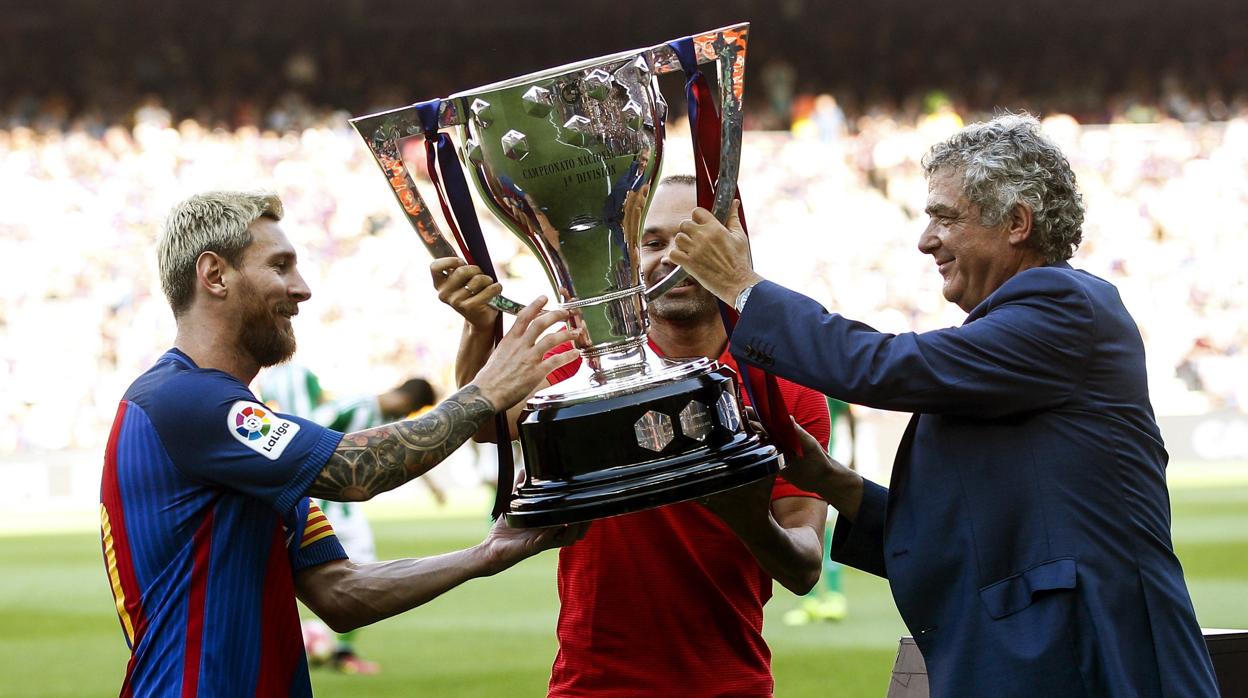 Villar entrega la cop ade la Liga a Messi tras la conquista del Barcelona en la temporada 20125-16