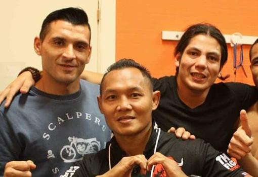 Saenchai (centro), junto a Javi Navarro (izquierda) y Carlos Sánchez (derecha)