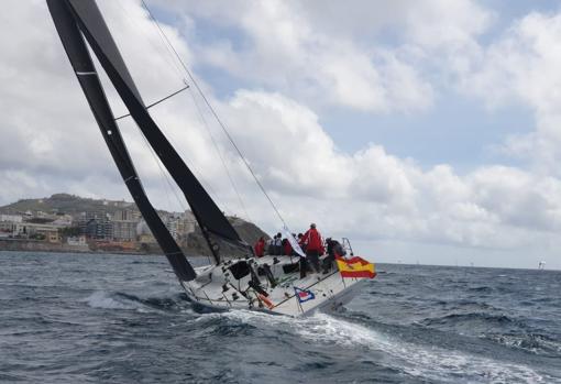 Sergio Llorca gana el recorrido costero por la bahía de Ceuta y mejora Iñaki Castañer con el «Lavin»