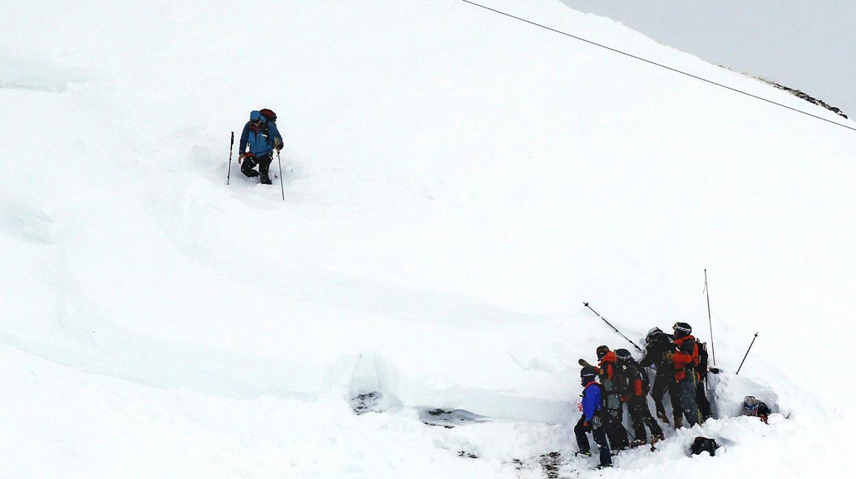 Labores de rescate tras la avalancha en los Alpes que costó tres vidas en 2016