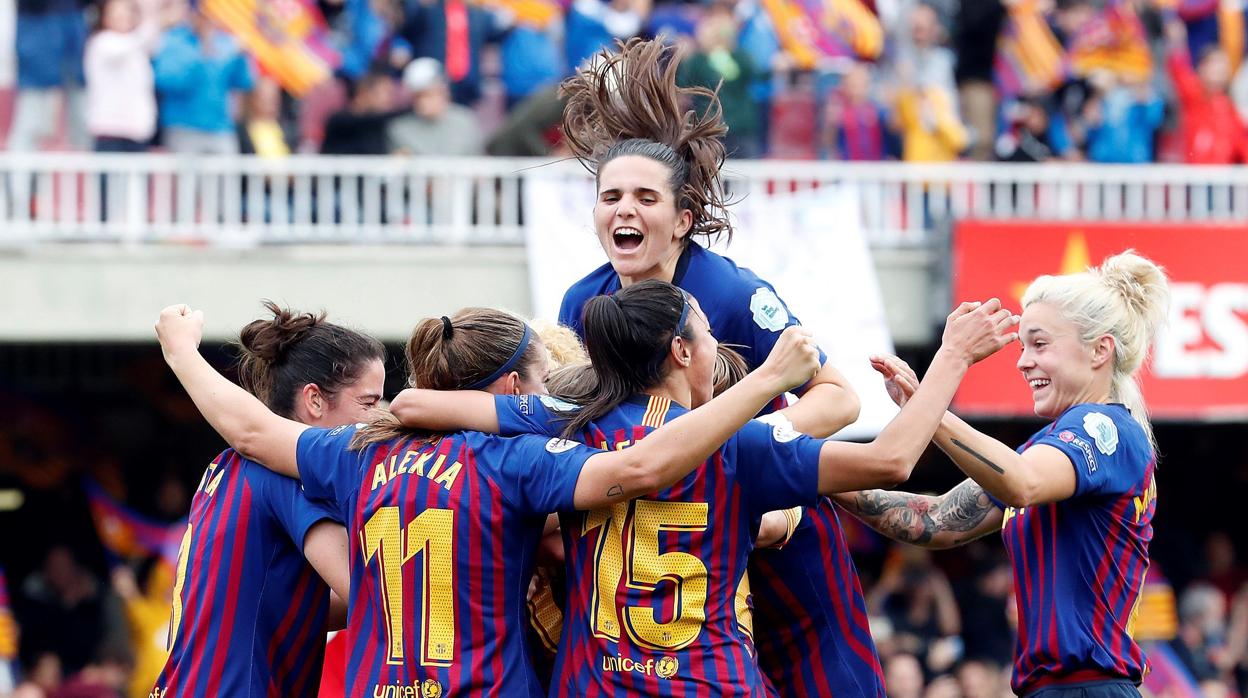 Las juagdoras del Barcelona celebran el gol de Mariona Caldenteny