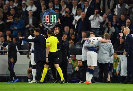 Vertonghen se retira del partido tras un espeluznante choque con un compañero