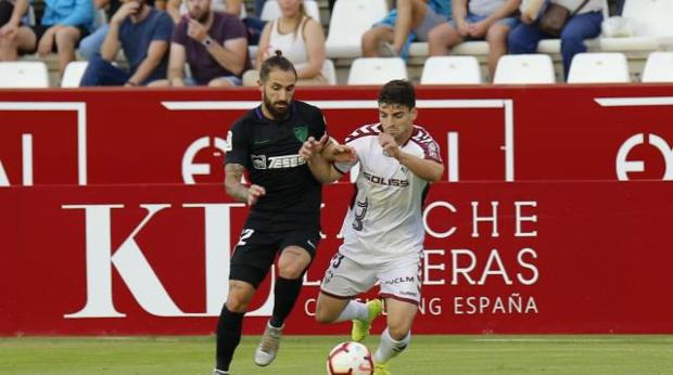 El Málaga arrebata la tercera plaza al Albacete jugando con uno menos