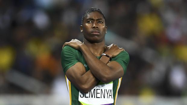 Semenya, obligada a competir con hombres si no rebaja su testosterona con medicamentos