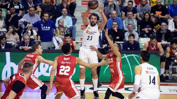 El Madrid, con Llull de regreso, acecha al Barça al ganar en Murcia