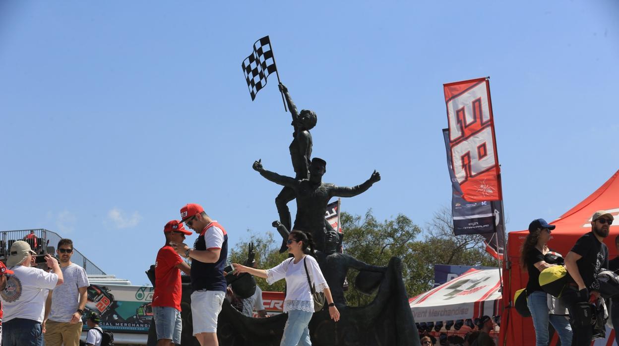 Monumento a la afición en el Circuito de Jerez-Ángel Nieto.