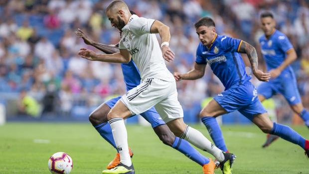 Benzema, baja, busca el milagro de su récord