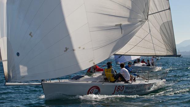 El «Mandovi» lidera el III Trofeo Social del Abra de Bilbao