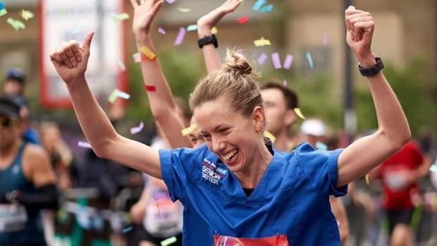 Quitan el récord Guinness a una enfermera que hizo el maratón de Londres por no correr con vestido