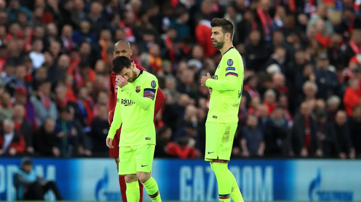 Messi y Piqué se lamentan durante el partido en Anfield