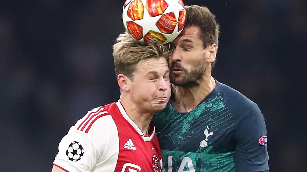 Llorente pelea un balón aéreo