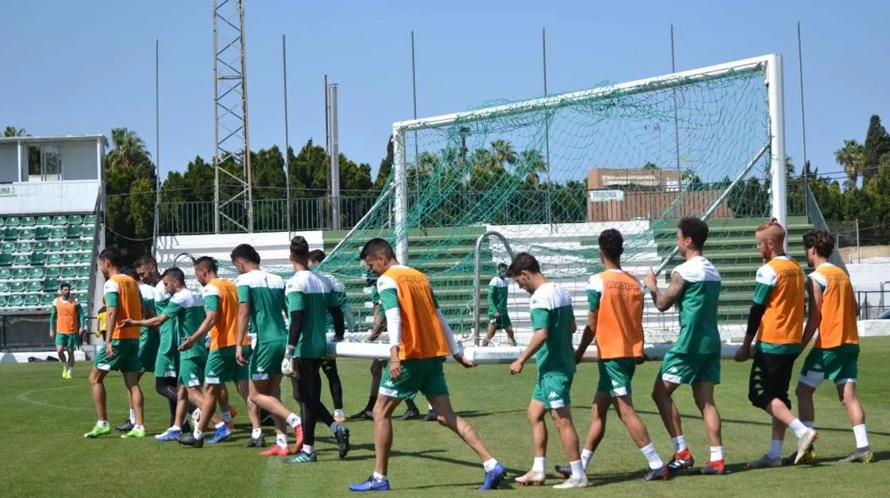 Los jugadores del Atlético Sanlqueño en un entrenamiento