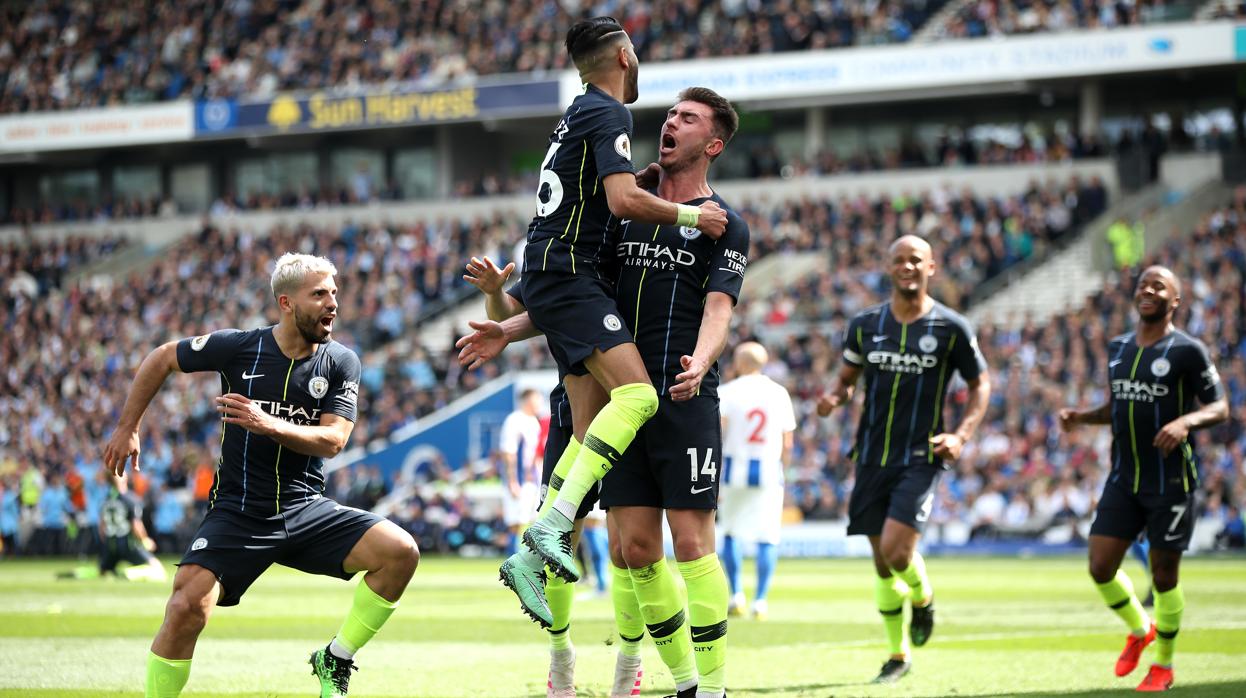 Los jugadores del Manchester City celebran uno de los goles de la tarde